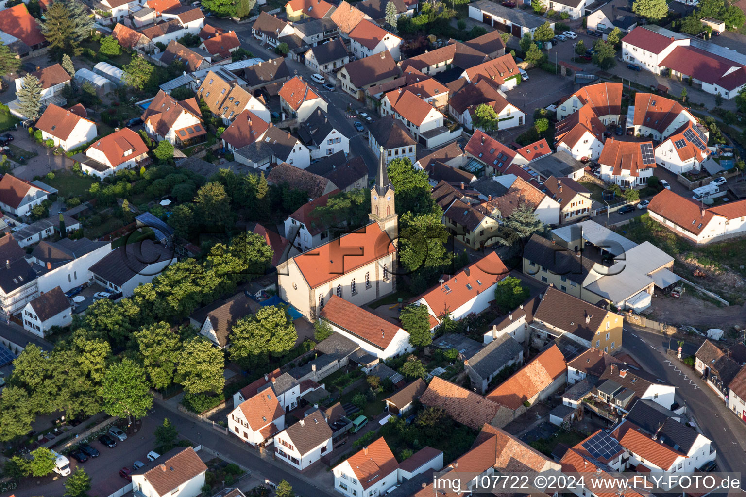 Vue aérienne de Église protestante Sainte-Marie au centre du village à Erpolzheim dans le département Rhénanie-Palatinat, Allemagne