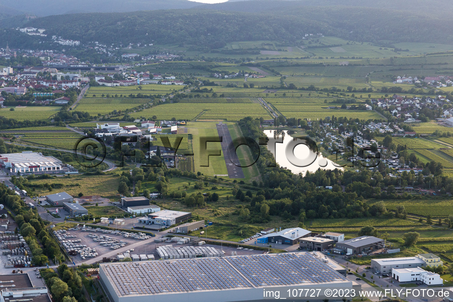 Vue aérienne de Aérodrome à Bad Dürkheim dans le département Rhénanie-Palatinat, Allemagne