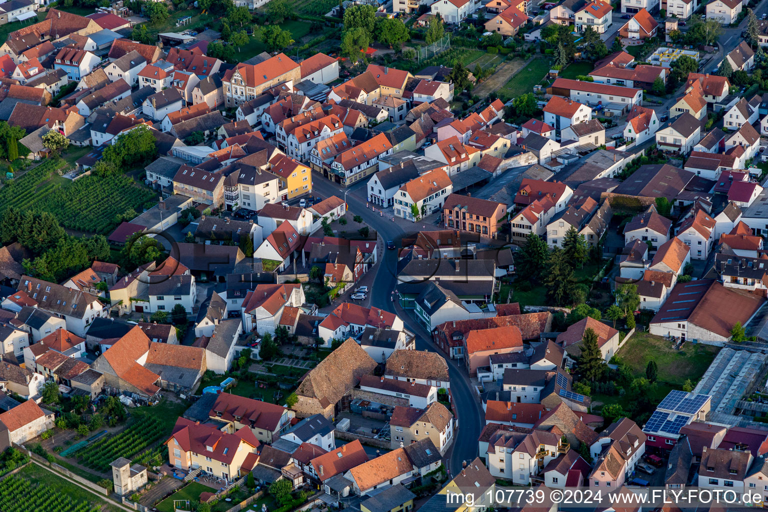 Vue aérienne de Zone d’habitation et infrastructures à le quartier Niederkirchen in Niederkirchen bei Deidesheim dans le département Rhénanie-Palatinat, Allemagne