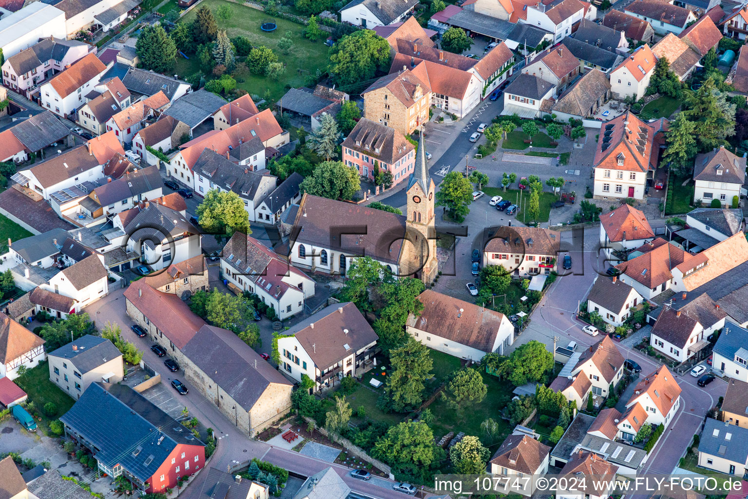 Vue aérienne de Église catholique Saint-Martin au centre du village à Ruppertsberg dans le département Rhénanie-Palatinat, Allemagne