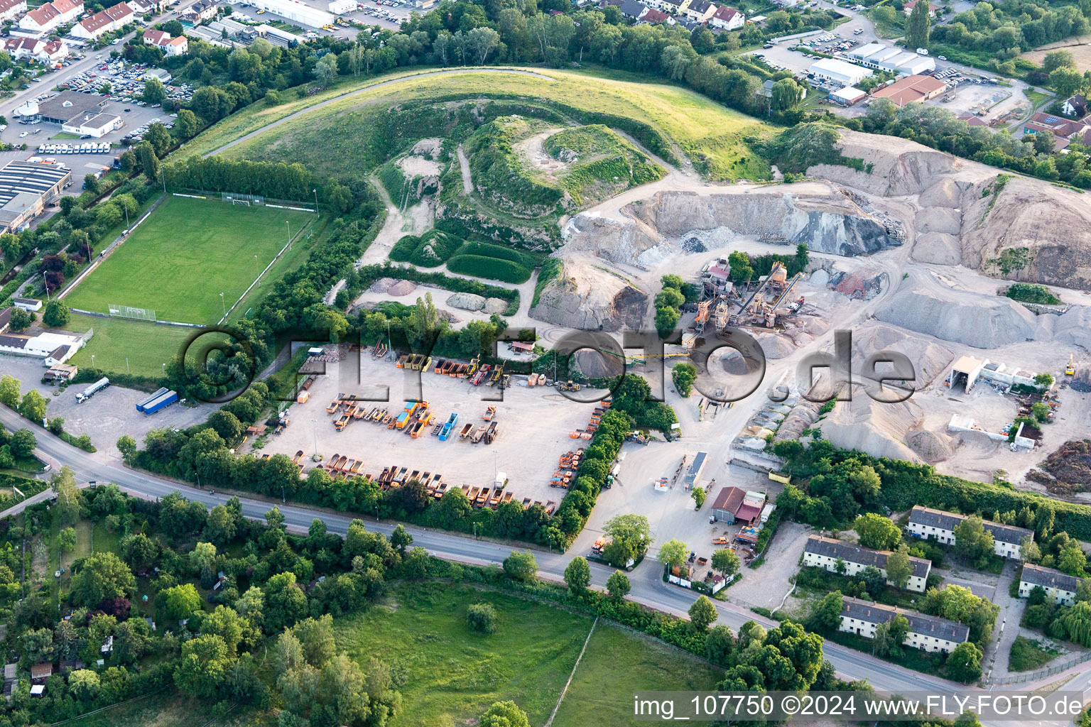 Vue aérienne de Site de la décharge de Gerst Recyclinghof à Neustadt an der Weinstraße dans le département Rhénanie-Palatinat, Allemagne