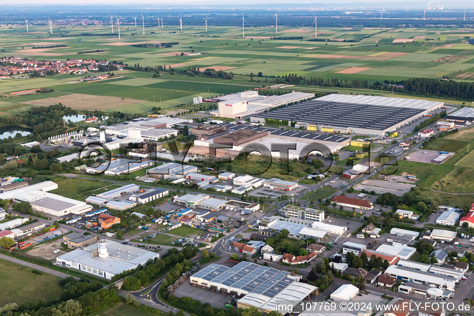 Vue aérienne de Zone industrielle et commerciale à Offenbach an der Queich dans le département Rhénanie-Palatinat, Allemagne