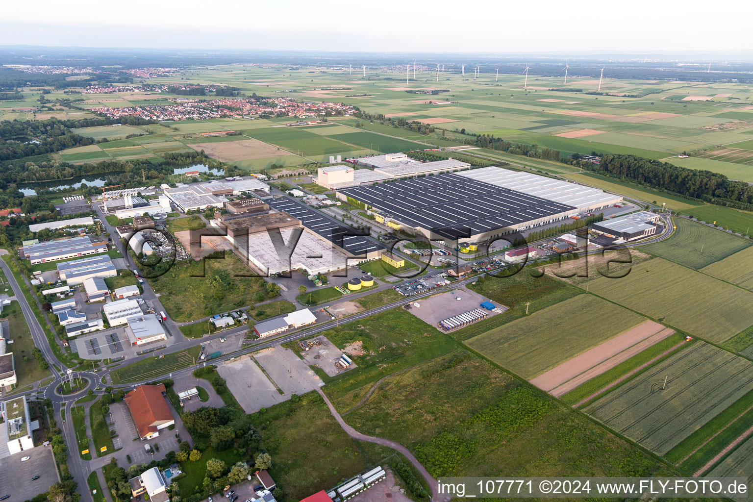 Vue d'oiseau de Quartier Offenbach in Offenbach an der Queich dans le département Rhénanie-Palatinat, Allemagne