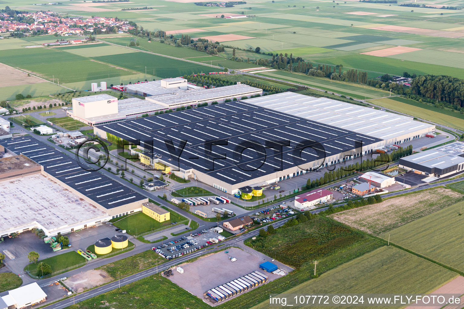 Vue aérienne de Complexe de bâtiments d'entrepôt à grande hauteur et centre logistique sur le site de l'entrepôt de pièces de rechange Mercedes Benz à Offenbach an der Queich dans le département Rhénanie-Palatinat, Allemagne