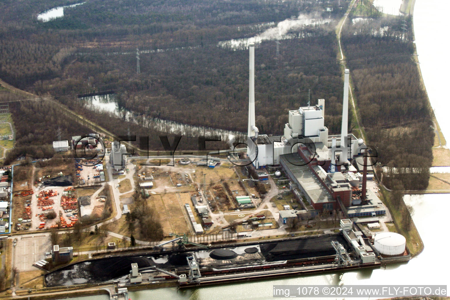 Vue aérienne de Badenwerk sur Rheinhafen depuis le nord à le quartier Rheinhafen in Karlsruhe dans le département Bade-Wurtemberg, Allemagne