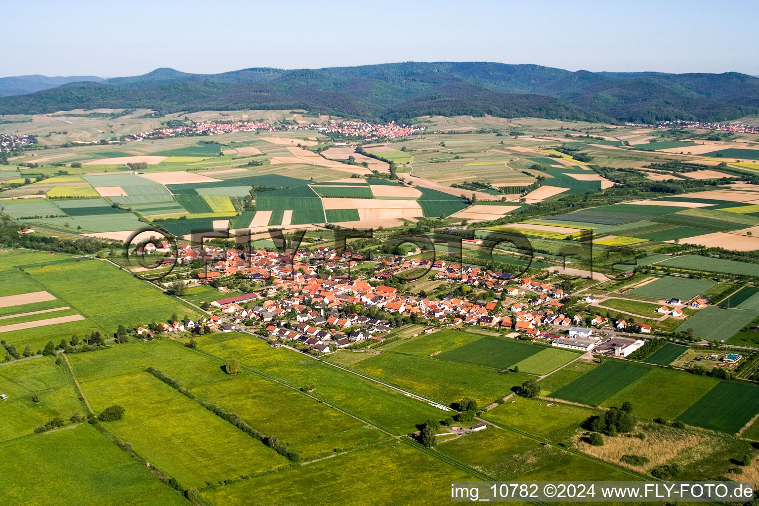 Schweighofen dans le département Rhénanie-Palatinat, Allemagne du point de vue du drone