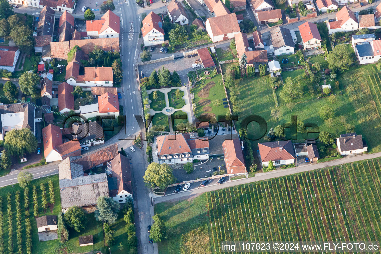 Oberotterbach dans le département Rhénanie-Palatinat, Allemagne vu d'un drone