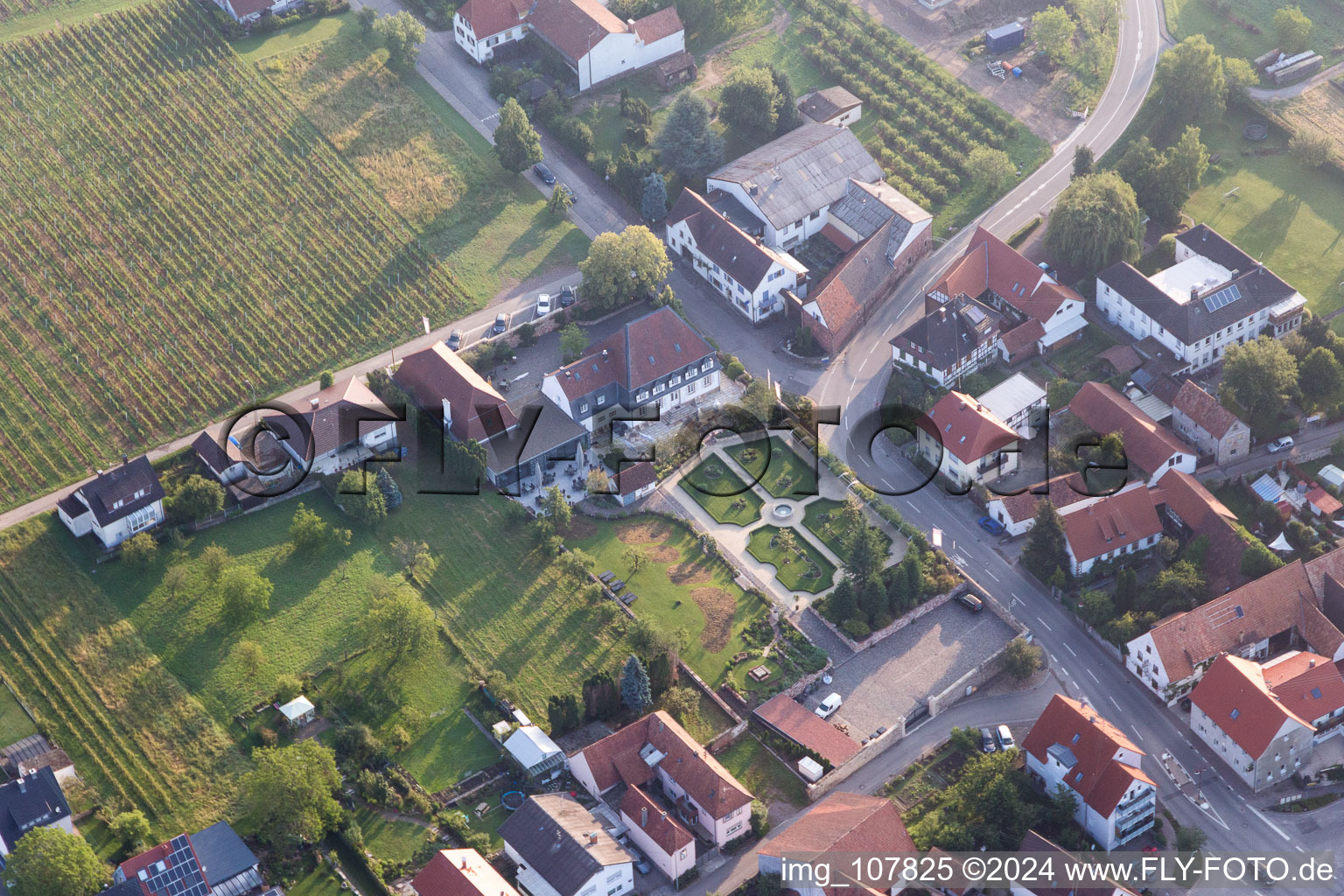 Vue aérienne de Oberotterbach dans le département Rhénanie-Palatinat, Allemagne