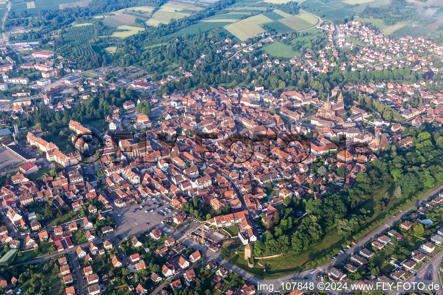 Wissembourg dans le département Bas Rhin, France vu d'un drone