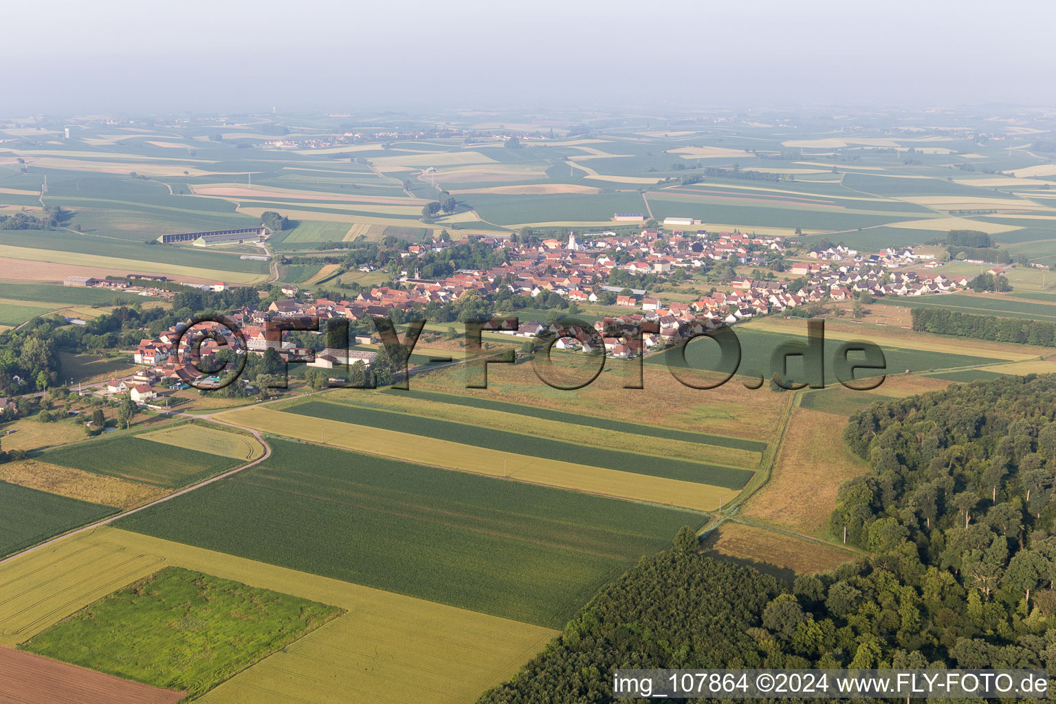 Niederlauterbach dans le département Bas Rhin, France vu d'un drone