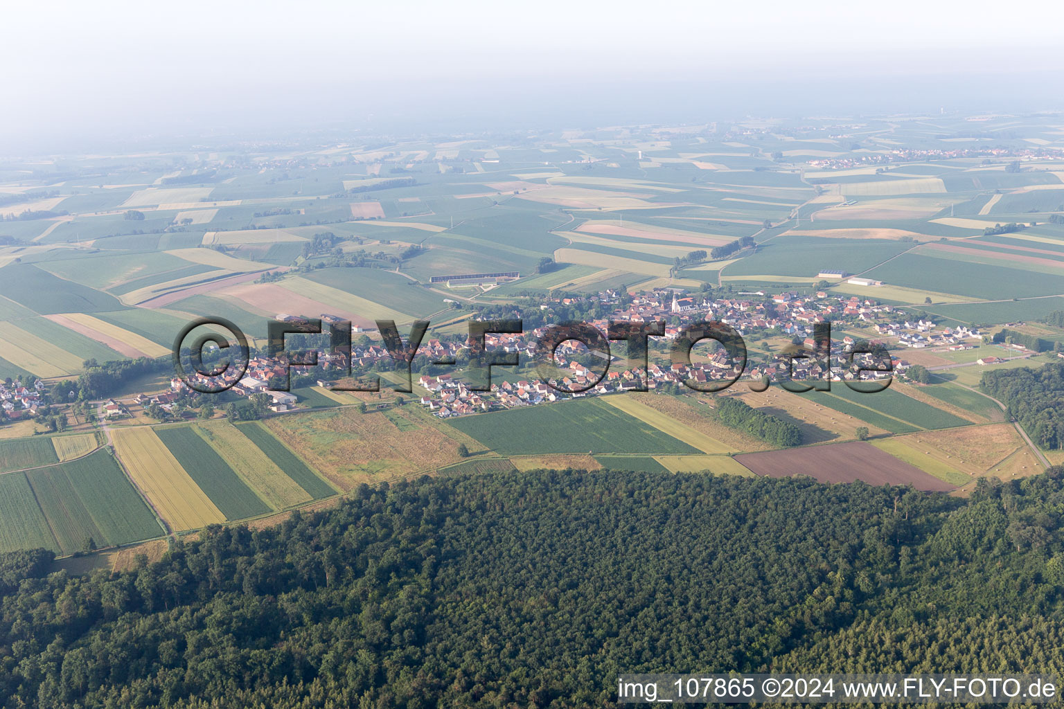 Vue aérienne de Niederlauterbach dans le département Bas Rhin, France