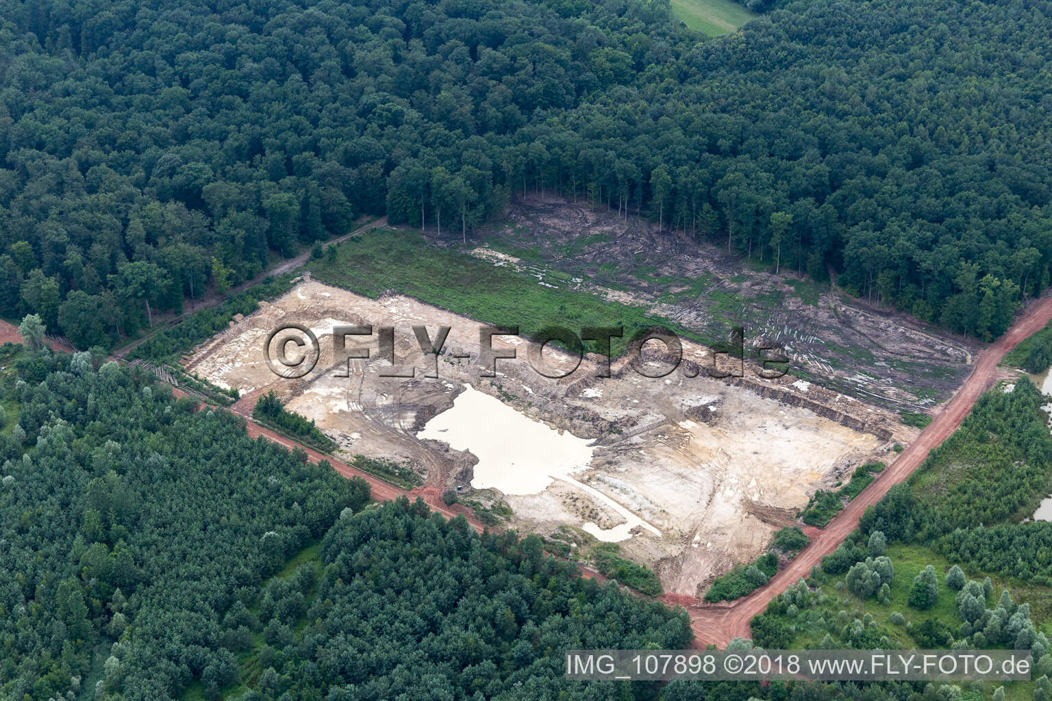 Extraction d'argile à Kesseldorf dans le département Bas Rhin, France d'en haut