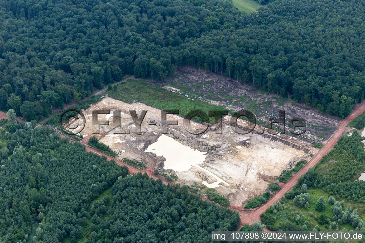 Extraction d'argile à Kesseldorf dans le département Bas Rhin, France d'en haut