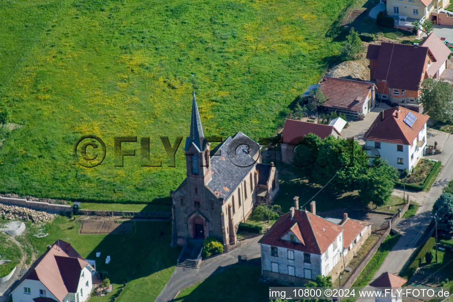 Vue aérienne de Bâtiment d'église au centre du village à Cleebourg dans le département Bas Rhin, France