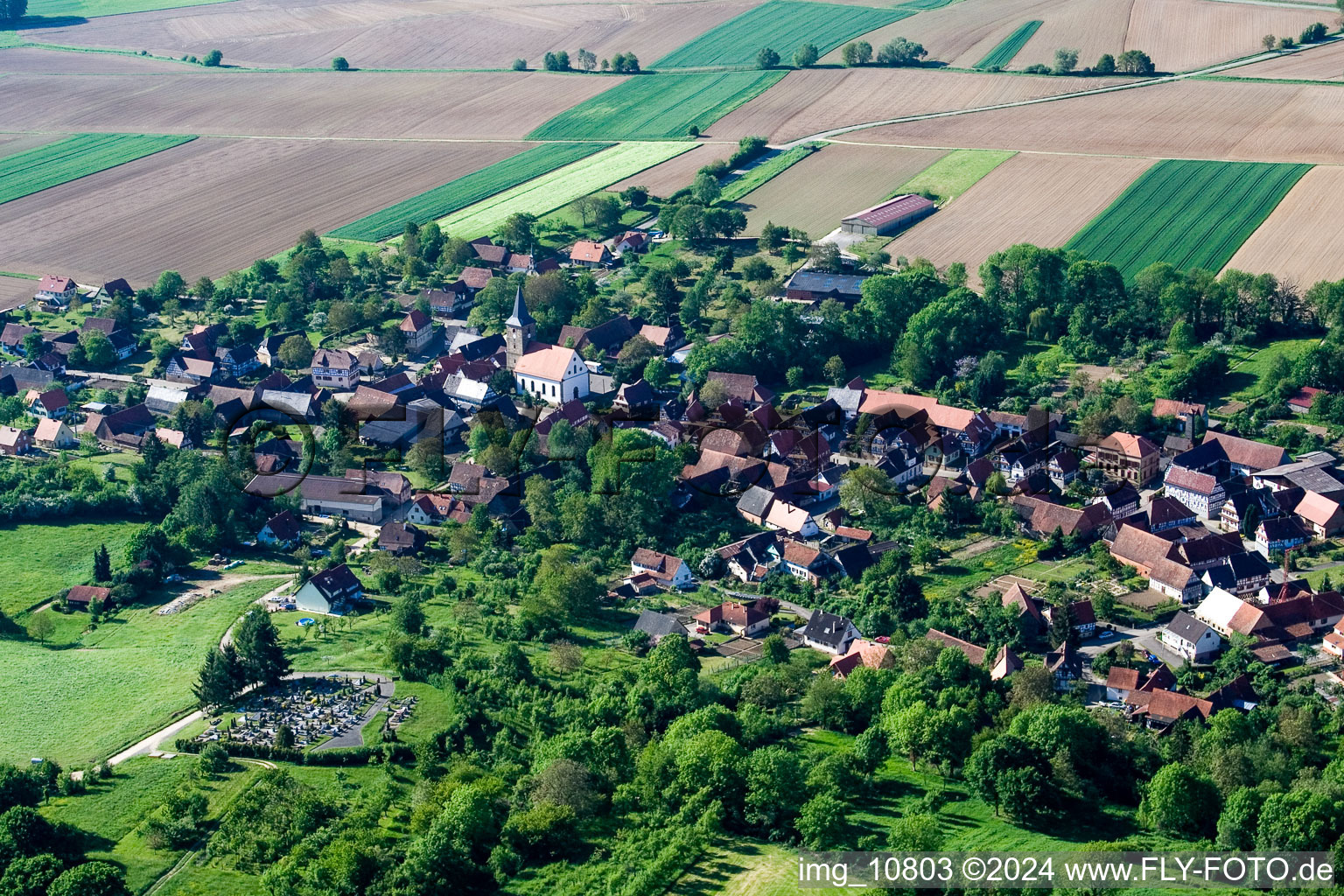 Vue aérienne de Birlenbach à Drachenbronn-Birlenbach dans le département Bas Rhin, France