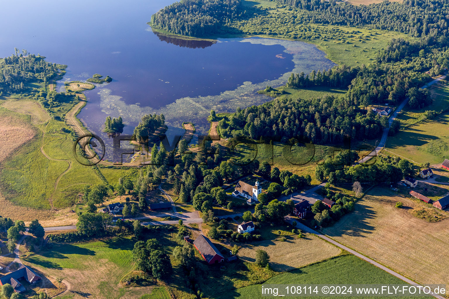 Vue aérienne de Nénuphars dans le lac Salen de couleur lande à Blädingekyrka à Småland à Blädinge dans le département Kronoberg, Suède