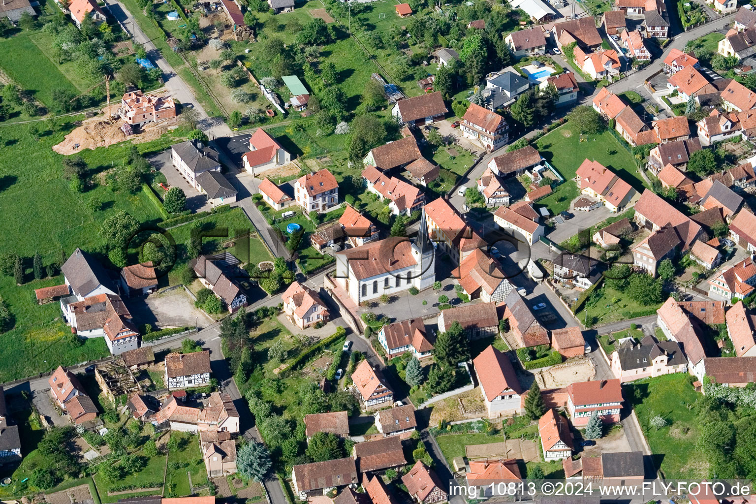 Vue aérienne de Bâtiment d'église au centre du village à Lampertsloch dans le département Bas Rhin, France