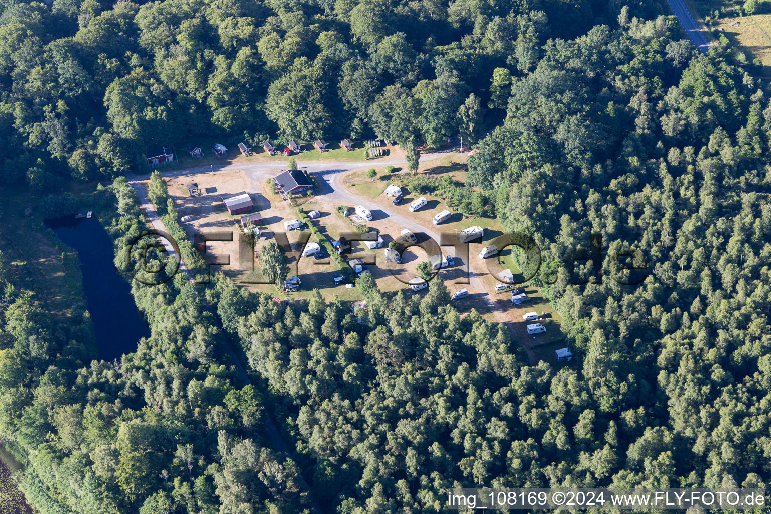 Torne dans le département Kronoberg, Suède du point de vue du drone