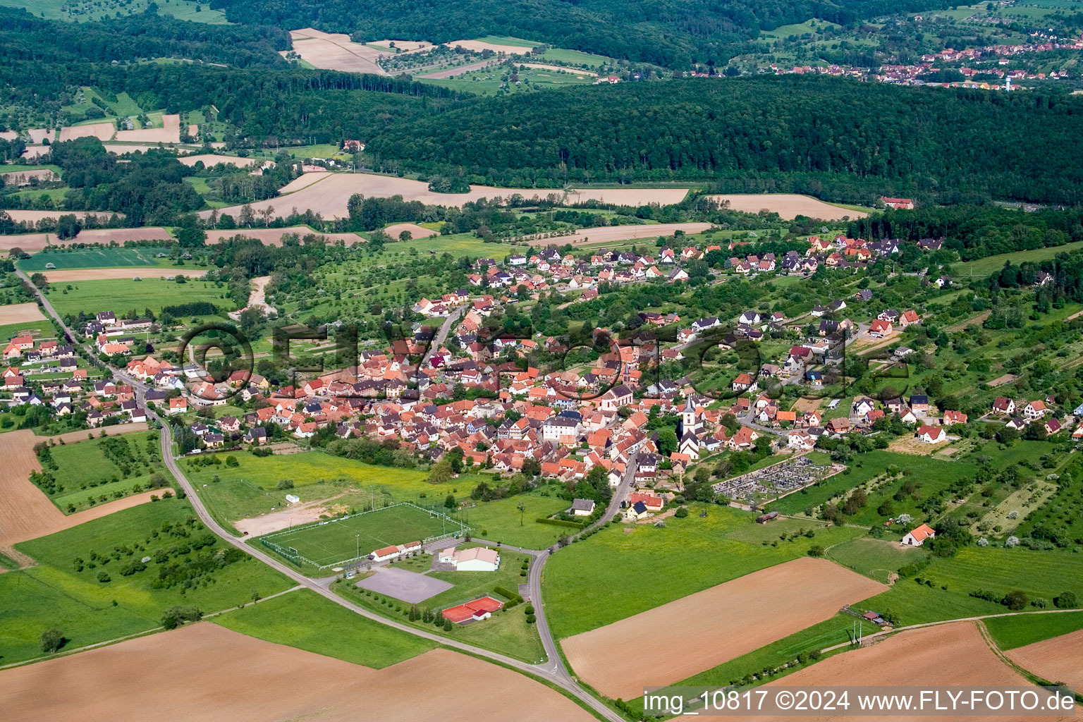 Vue aérienne de Champs agricoles et surfaces utilisables à Gœrsdorf dans le département Bas Rhin, France