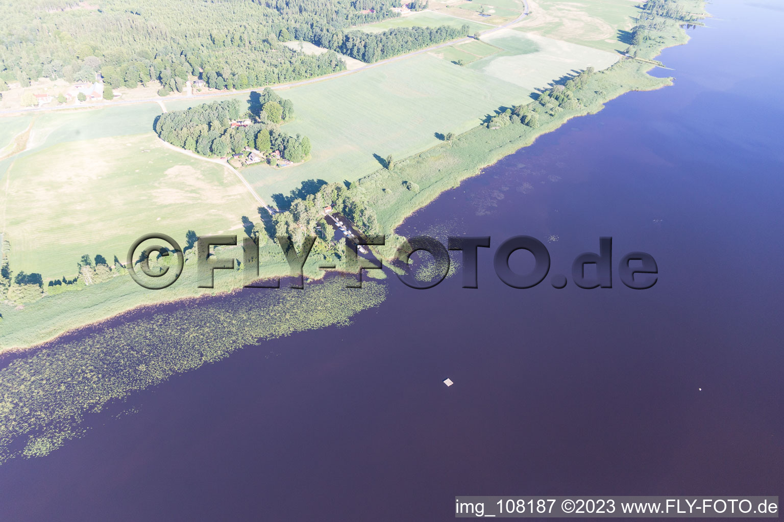 Torne dans le département Kronoberg, Suède du point de vue du drone