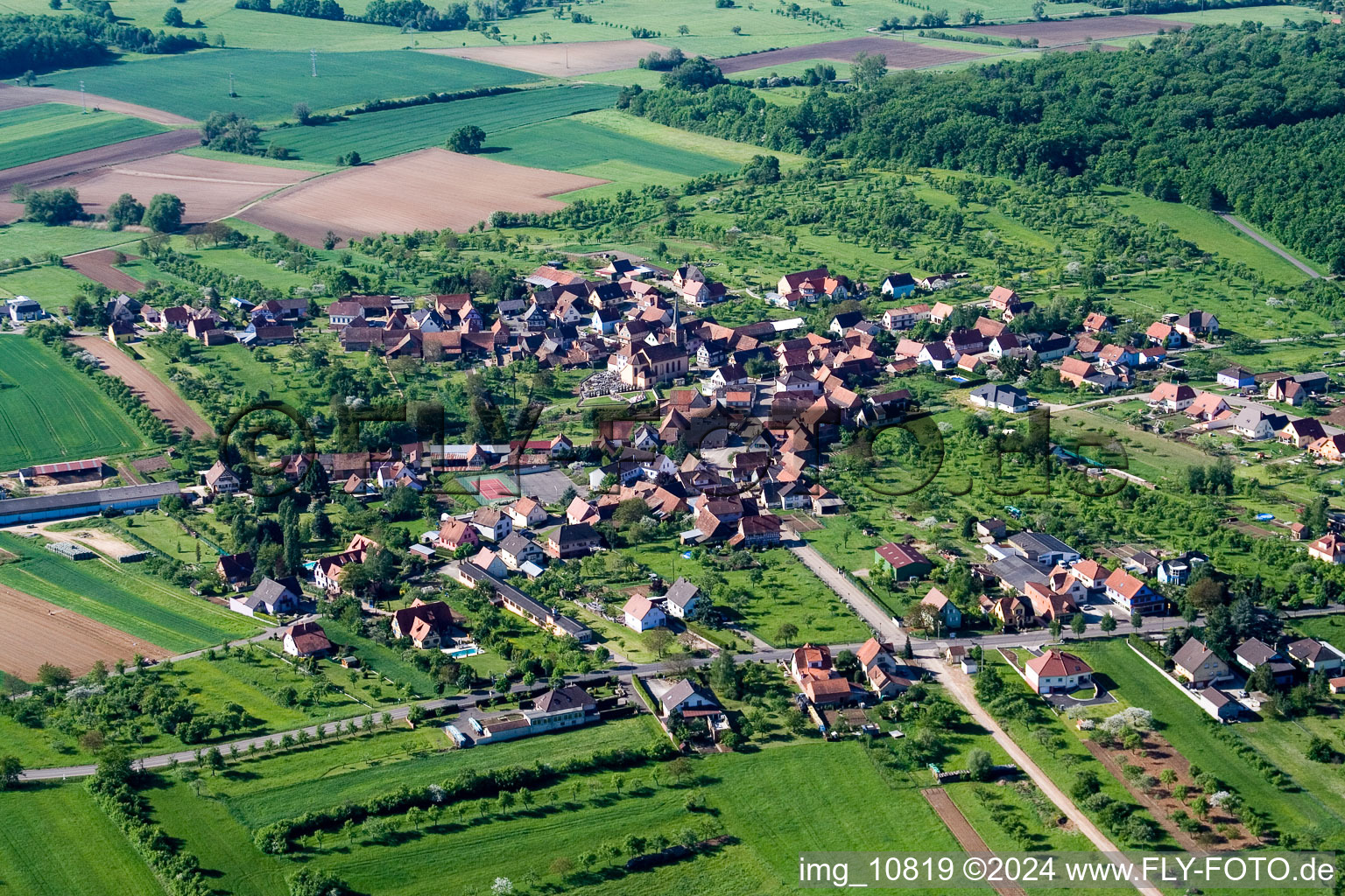 Vue aérienne de Vue sur le village à Dieffenbach-lès-Wœrth dans le département Bas Rhin, France