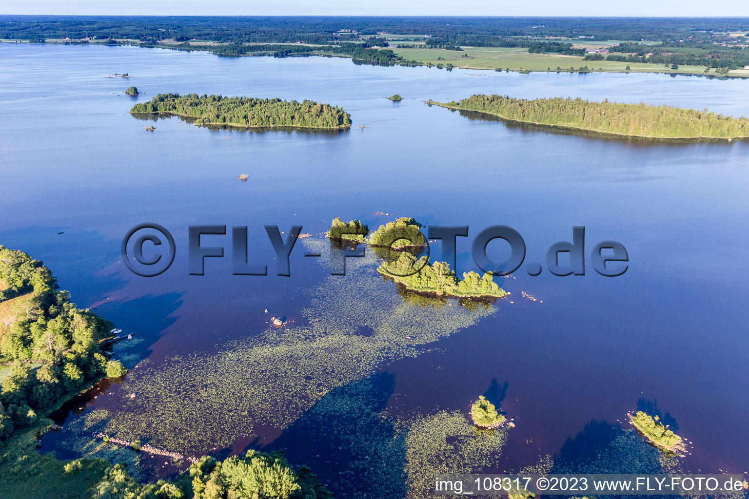 Vue aérienne de Îles du lac Åsnen à Skäggalösa dans le Småland à Skäggalösa dans le département Kronoberg, Suède