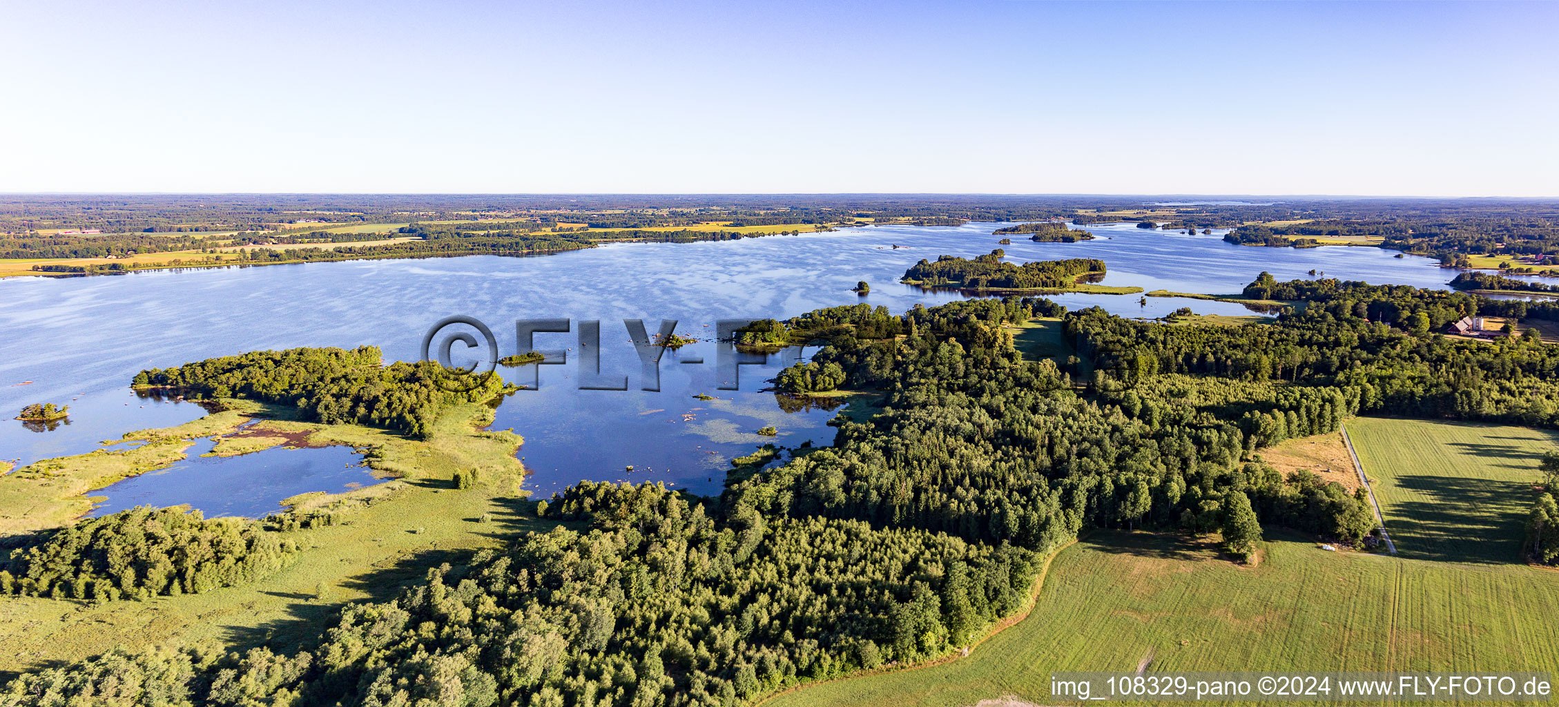 Vue aérienne de Zones forestières sur le rivage du lac Åsnen de couleur lande près de Vrankunge dans le Småland à Grimslöv dans le département Kronobergs län, Suède