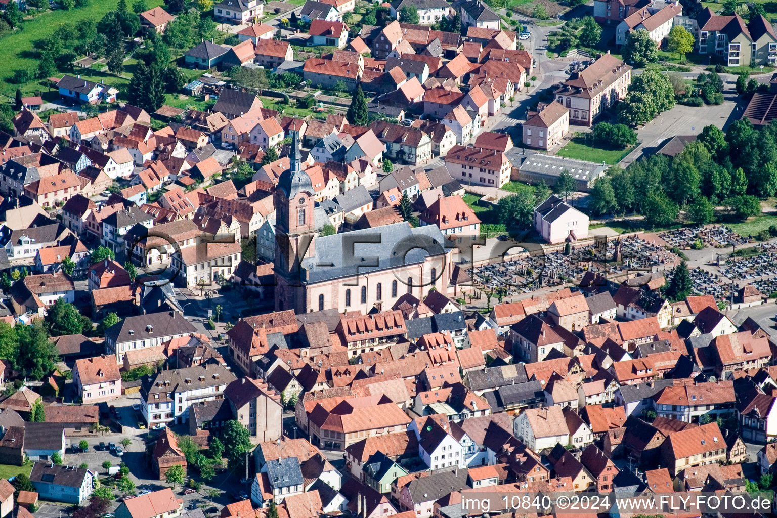 Vue aérienne de Bâtiment religieux de la Paroisse Protestante à Reichshoffen dans le département Bas Rhin, France