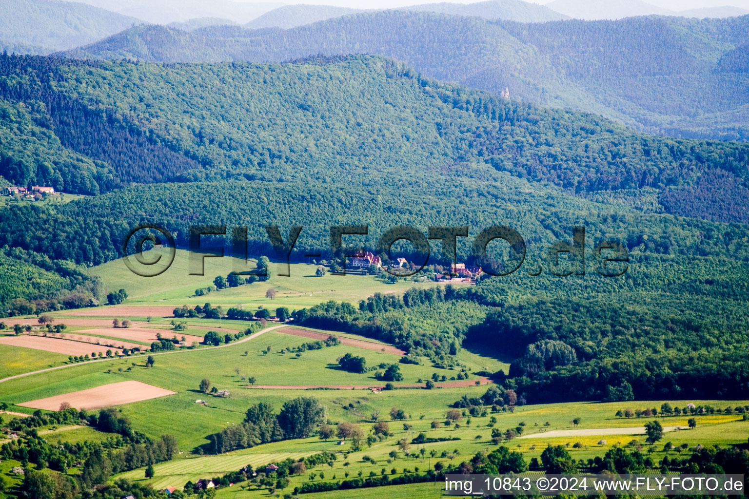 Vue aérienne de Niederbronn, Villa Riessack à Niederbronn-les-Bains dans le département Bas Rhin, France