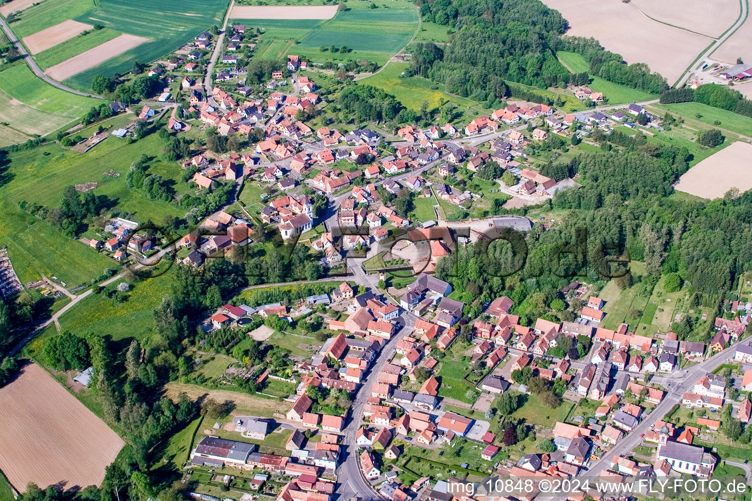 Vue aérienne de Champs agricoles et surfaces utilisables à Gumbrechtshoffen dans le département Bas Rhin, France