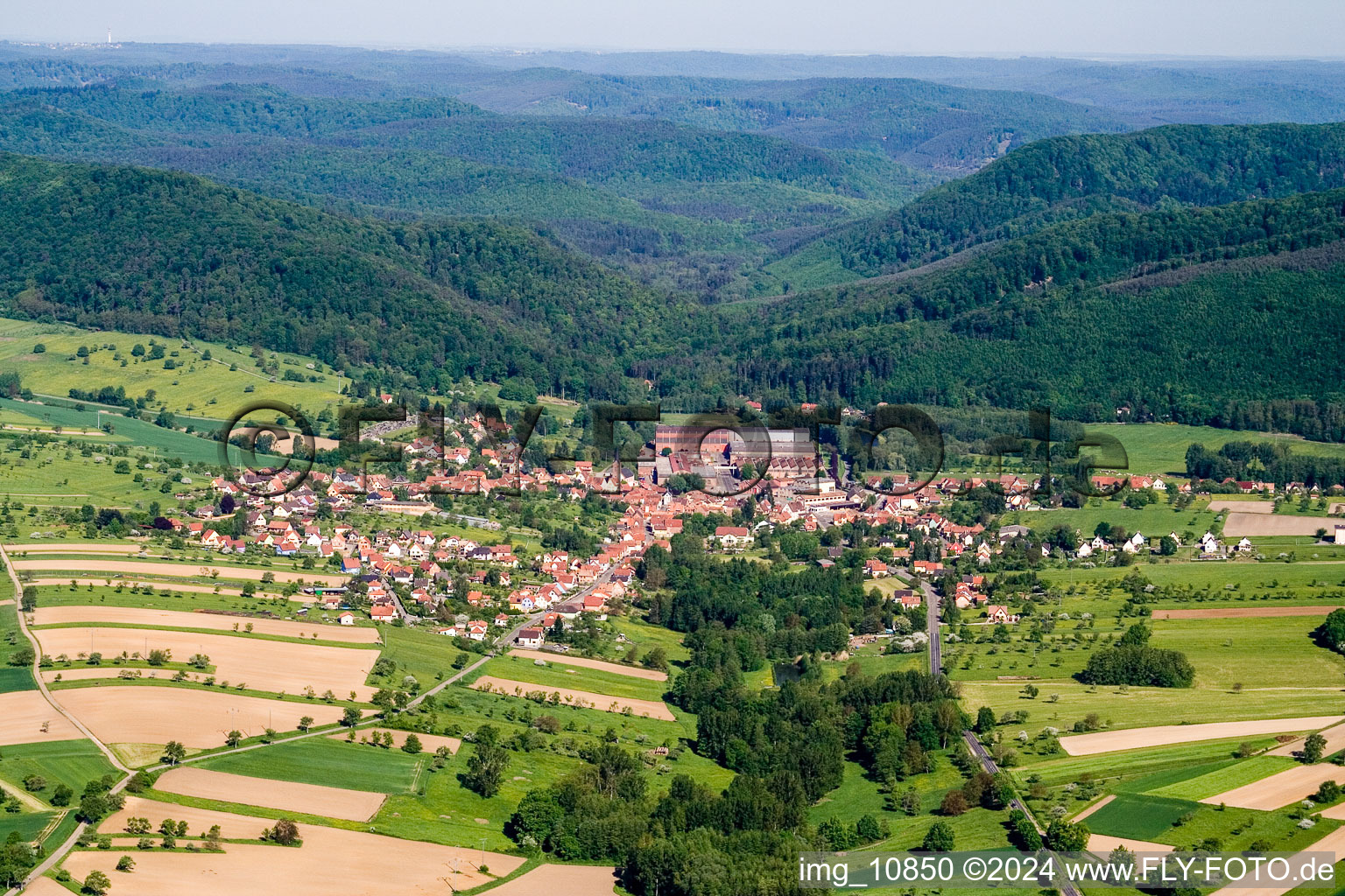 Vue d'oiseau de Zinswiller dans le département Bas Rhin, France