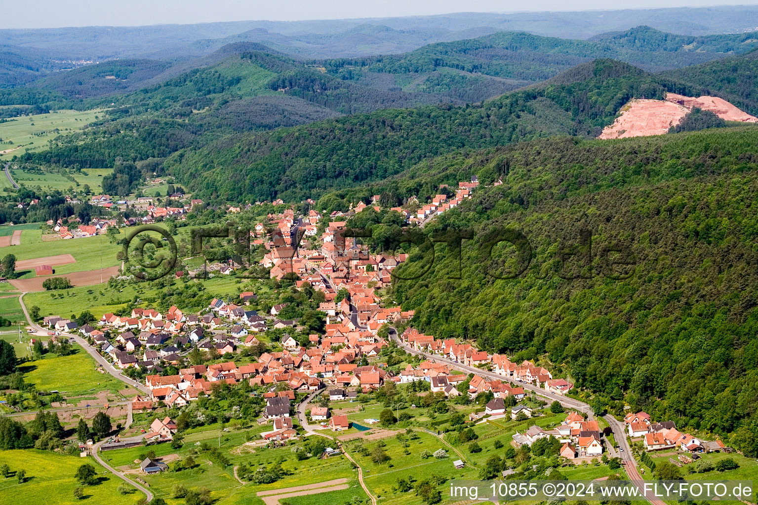 Vue aérienne de Paysage forestier et montagneux à Offwiller dans le département Bas Rhin, France