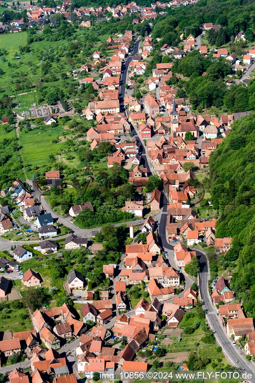 Vue aérienne de Vue sur le village à Offwiller dans le département Bas Rhin, France
