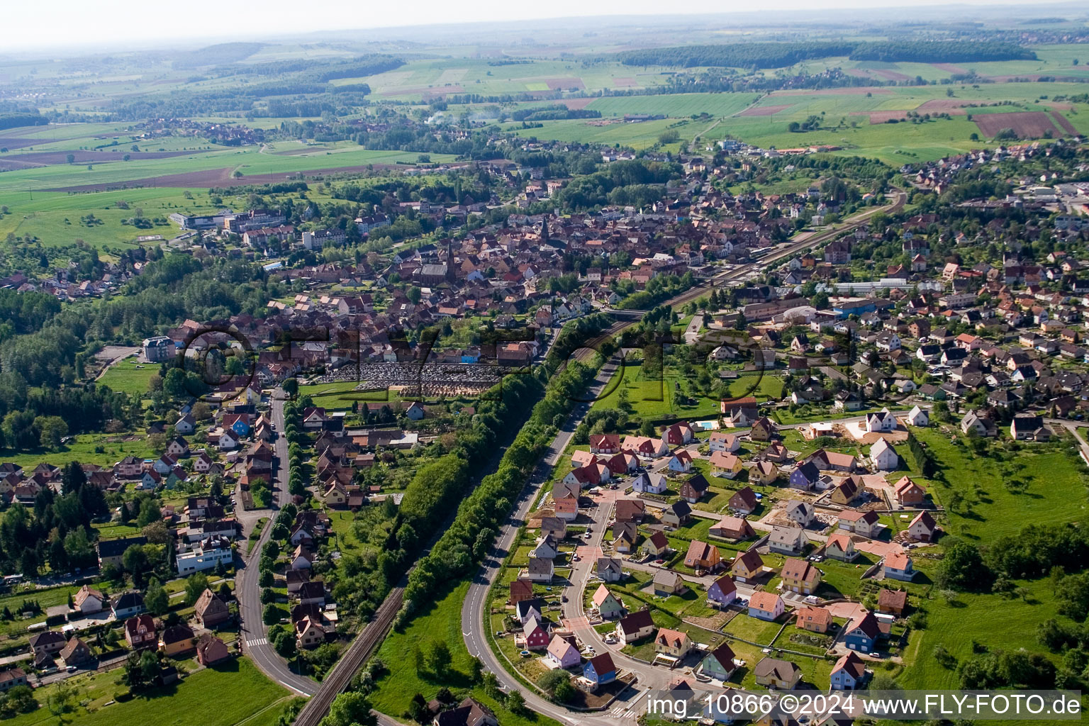 Vue aérienne de Vue des rues et des maisons des quartiers résidentiels à Ingwiller dans le département Bas Rhin, France