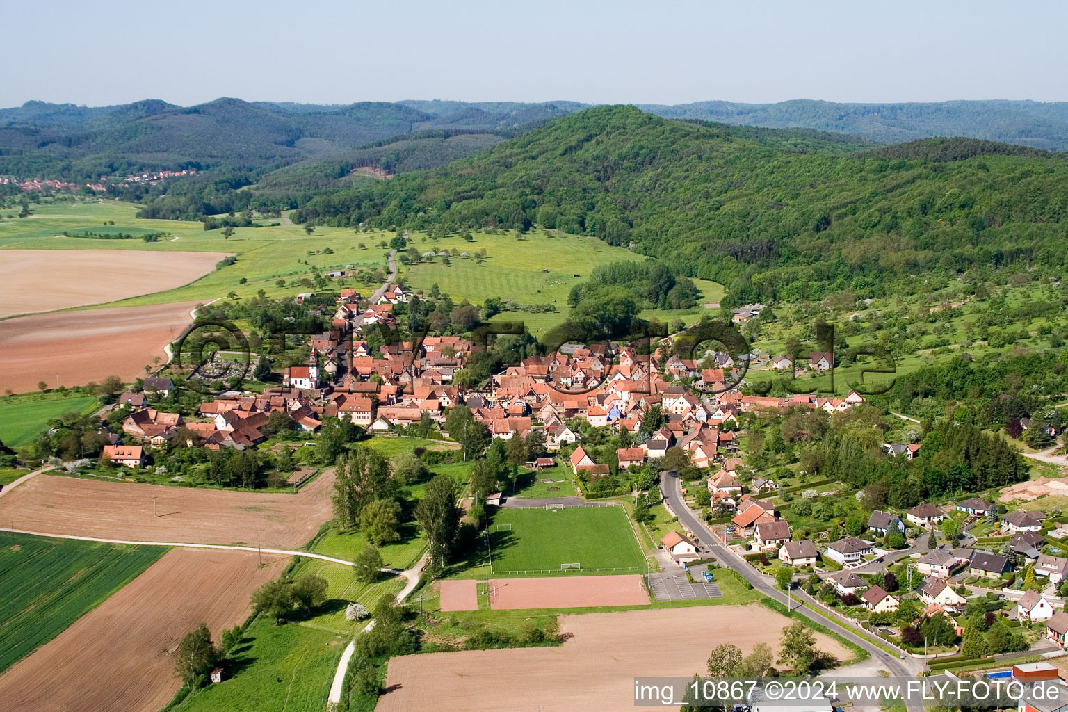 Vue aérienne de Champs agricoles et surfaces utilisables à Weinbourg dans le département Bas Rhin, France