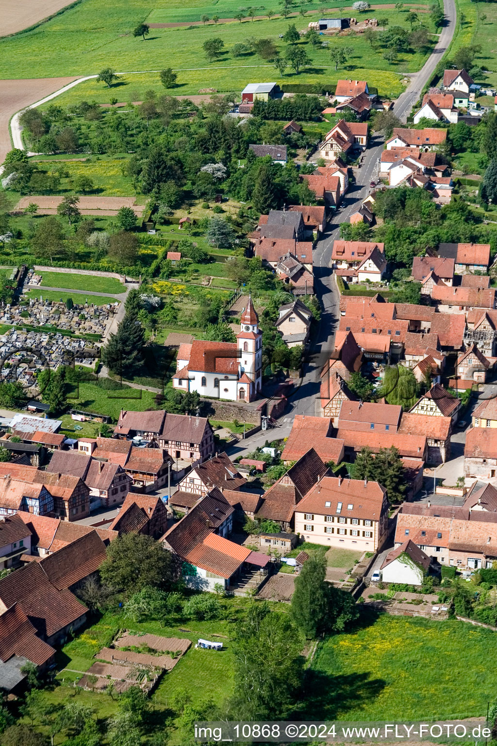 Vue aérienne de Eglise protestante luthérienne Weinbourg à Weinbourg dans le département Bas Rhin, France