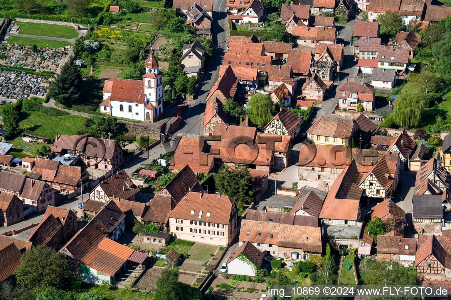 Vue aérienne de Eglise protestante luthérienne Weinbourg à Weinbourg dans le département Bas Rhin, France