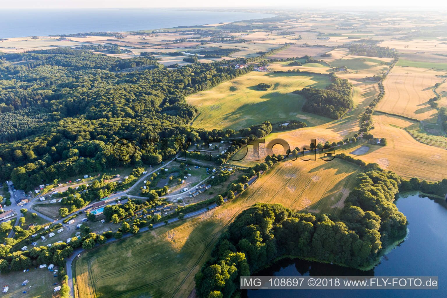 Image drone de (DK), Møns Klint Resort et Camping à Borre dans le département Sjaelland, Danemark