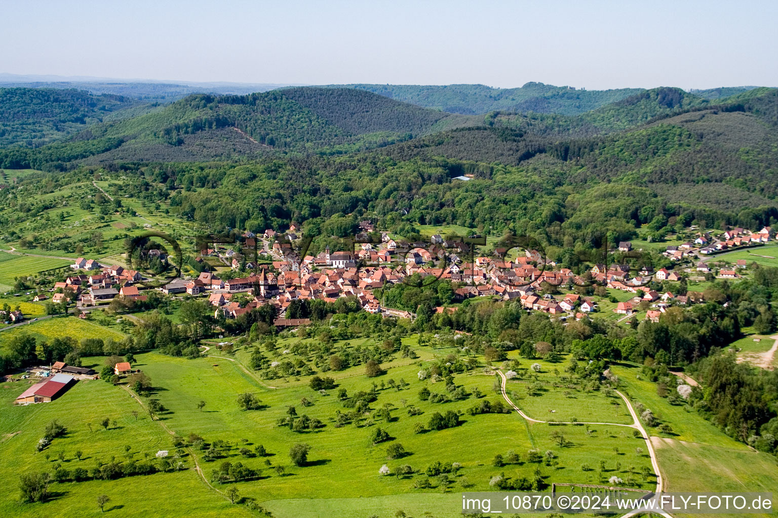 Vue aérienne de Champs agricoles et surfaces utilisables à Weiterswiller dans le département Bas Rhin, France