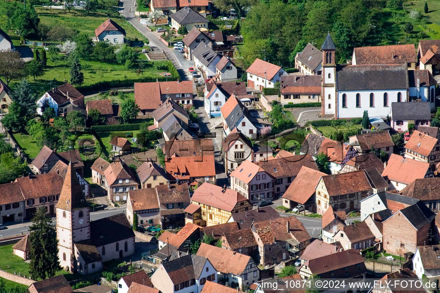 Vue aérienne de Bâtiment d'église au centre du village à Weiterswiller dans le département Bas Rhin, France