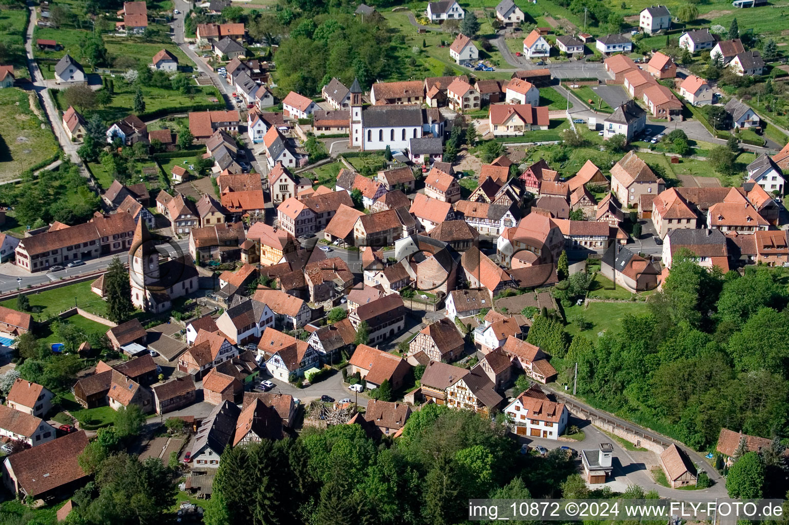 Vue aérienne de Vue sur le village à Weiterswiller dans le département Bas Rhin, France