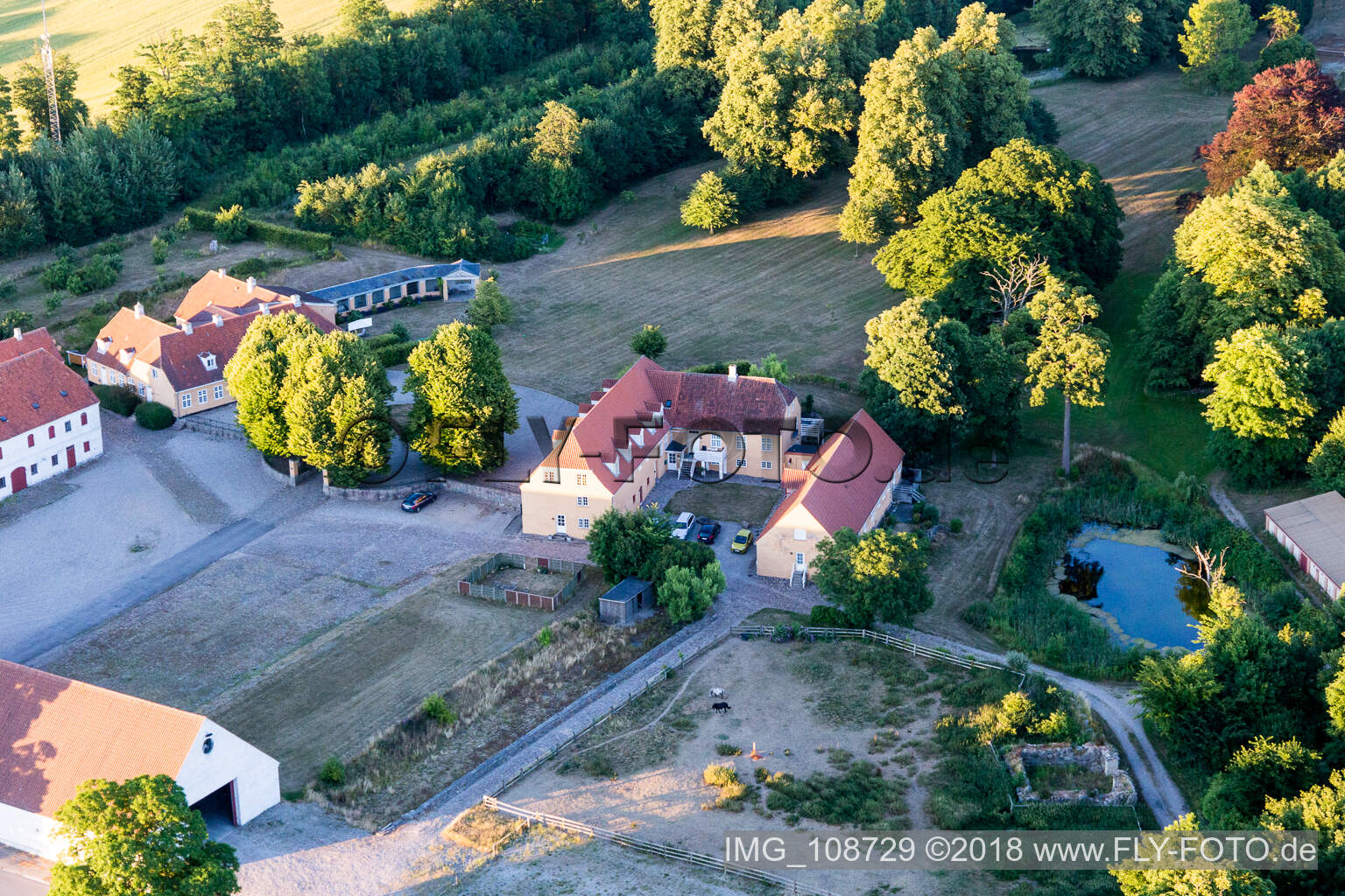 Image drone de Klintholm Mon (DK), Dieux de Klintholm à Borre dans le département Sjaelland, Danemark