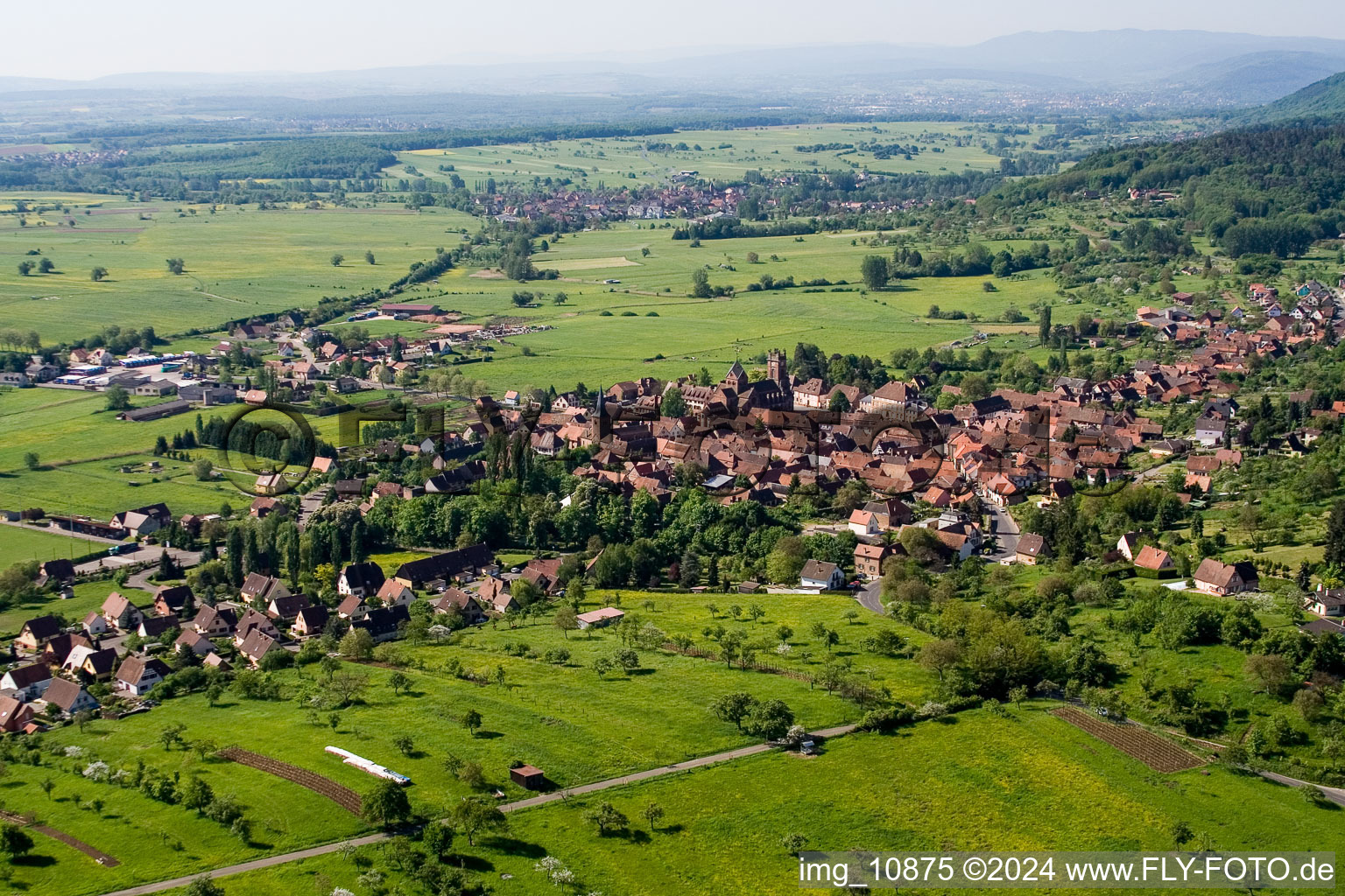 Neuwiller-lès-Saverne dans le département Bas Rhin, France depuis l'avion