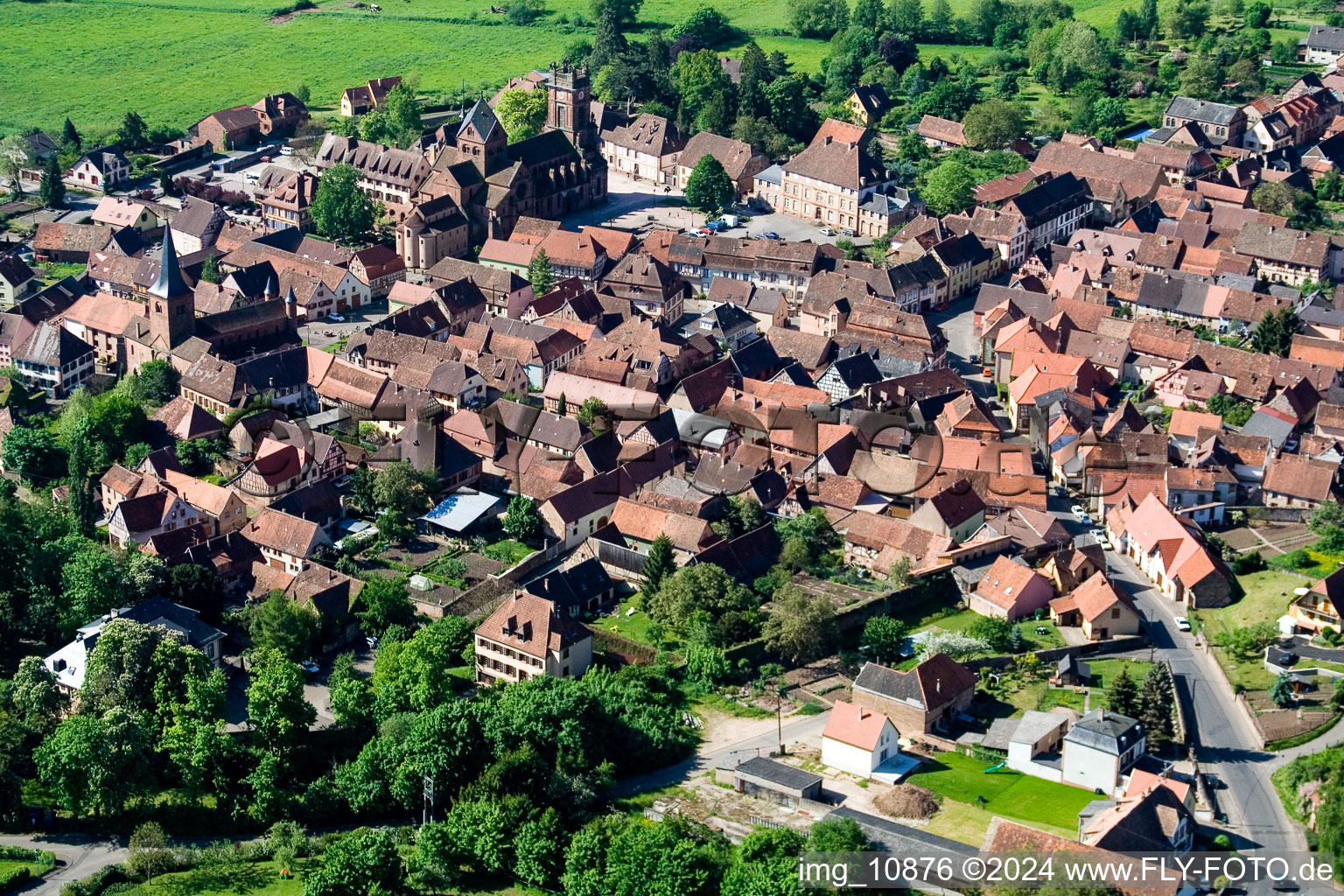 Vue d'oiseau de Neuwiller-lès-Saverne dans le département Bas Rhin, France