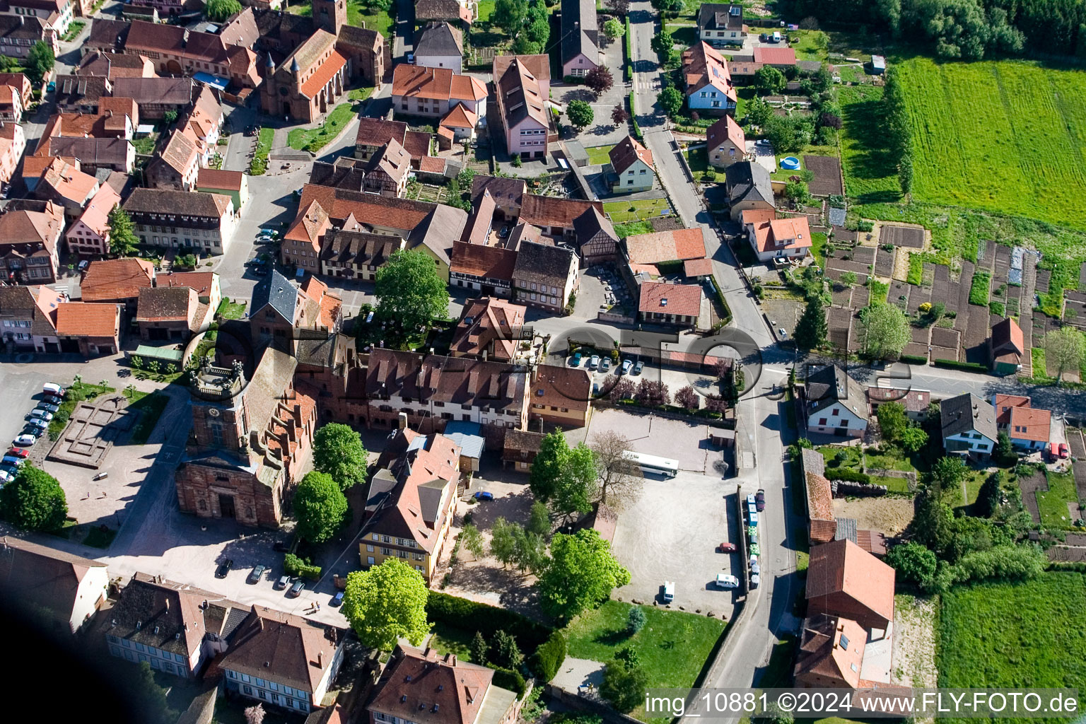 Neuwiller-lès-Saverne dans le département Bas Rhin, France du point de vue du drone