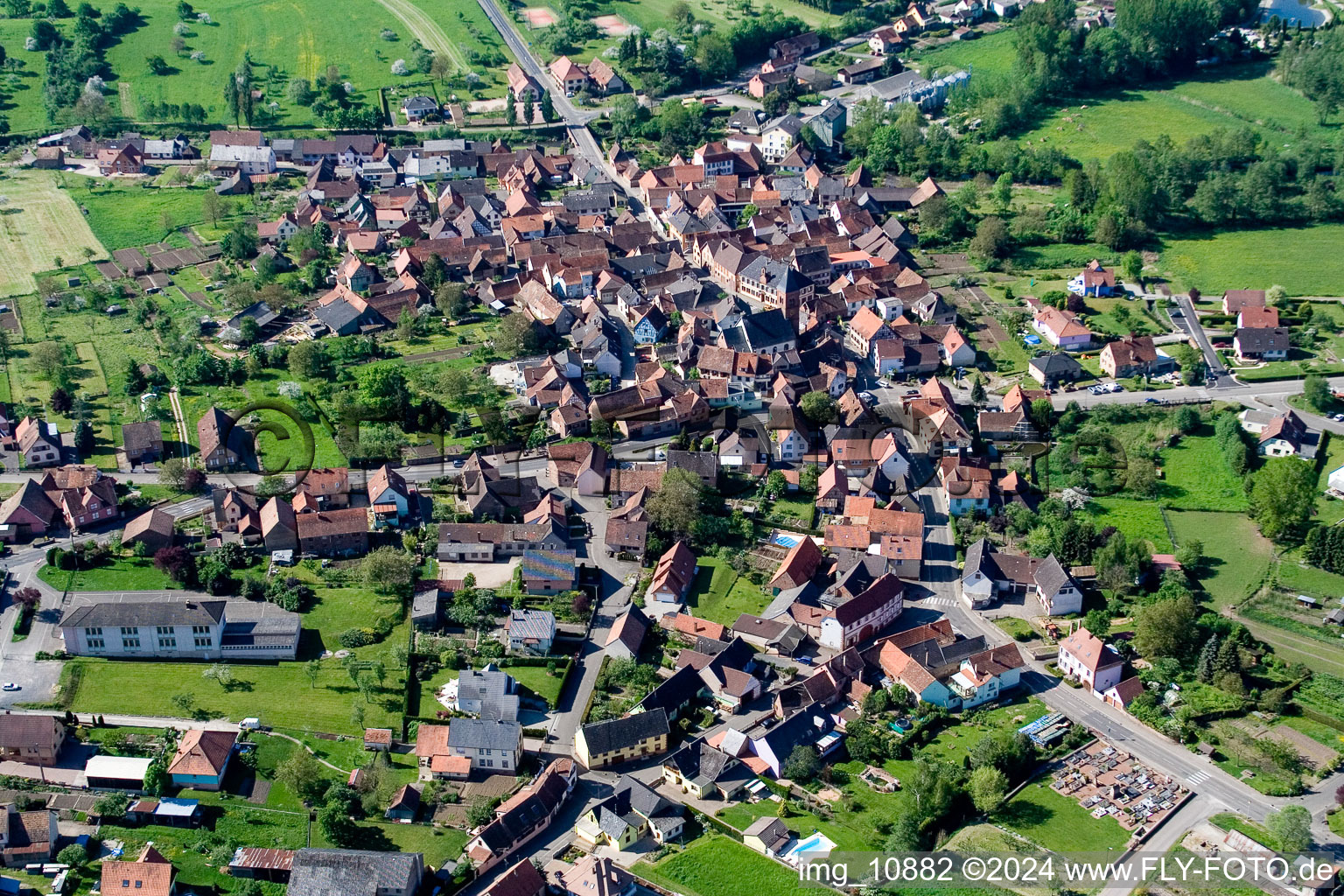 Vue aérienne de Vue sur le village à Dossenheim-sur-Zinsel dans le département Bas Rhin, France