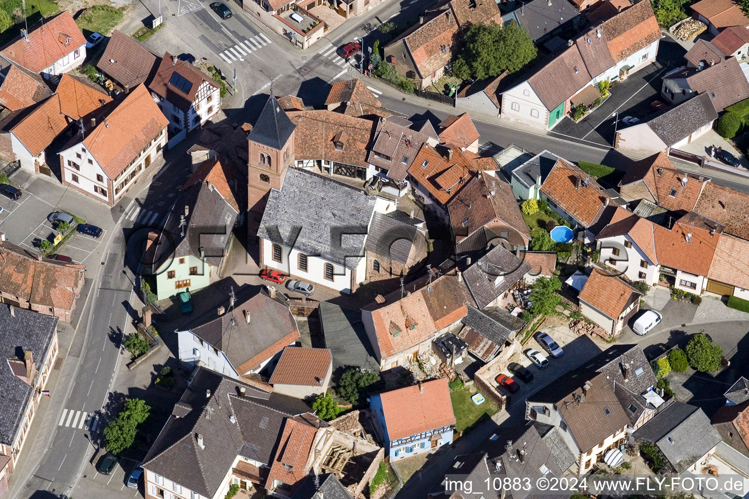 Vue aérienne de Église protestante luthérienne au centre du village à Dossenheim-sur-Zinsel dans le département Bas Rhin, France