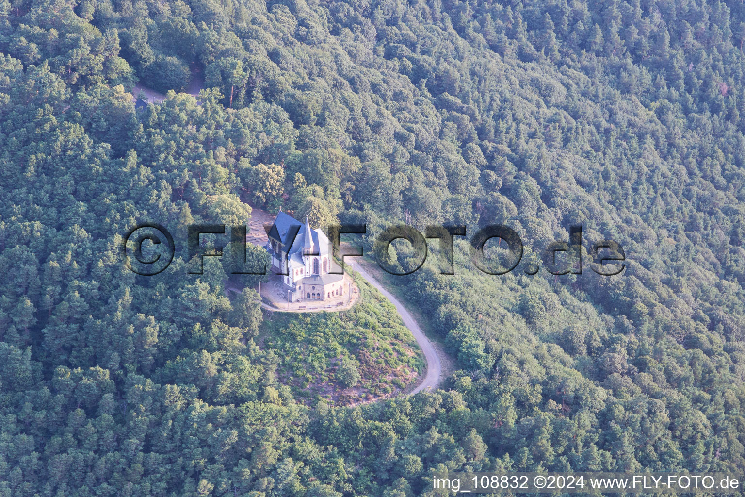 Chapelle Sainte-Anne à Burrweiler dans le département Rhénanie-Palatinat, Allemagne d'en haut