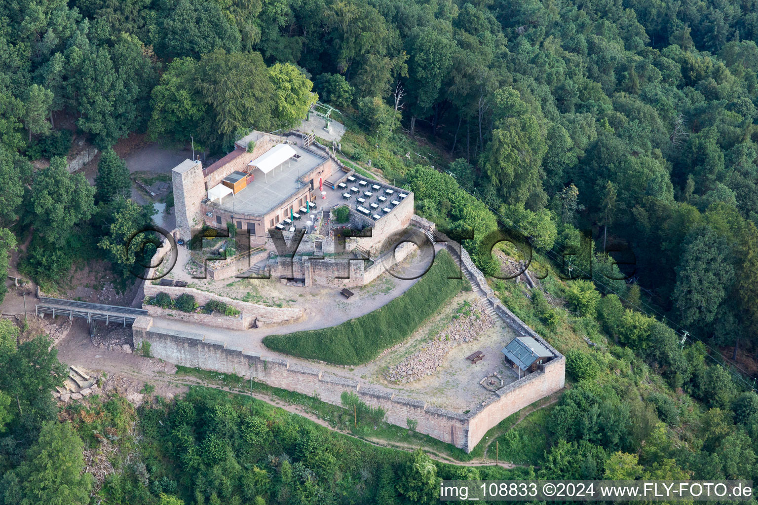 Photographie aérienne de Ruines du château de Rietburg à Rhodt unter Rietburg dans le département Rhénanie-Palatinat, Allemagne