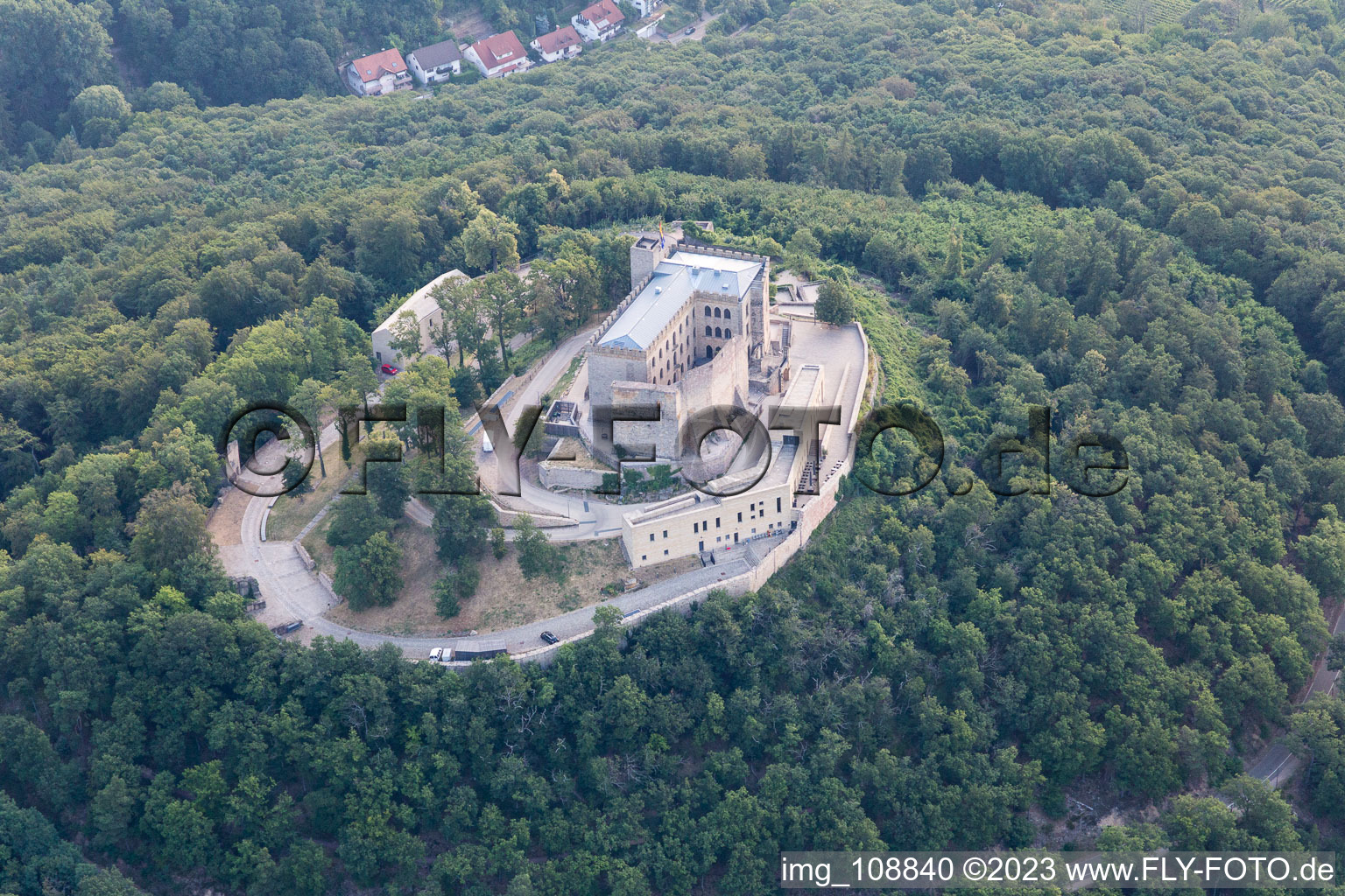 Oberhambach, Château de Hambach à le quartier Diedesfeld in Neustadt an der Weinstraße dans le département Rhénanie-Palatinat, Allemagne d'un drone